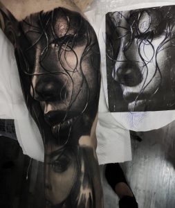 Traurige-Frau-auf-Oberarm-Cover-Up-Tattoo